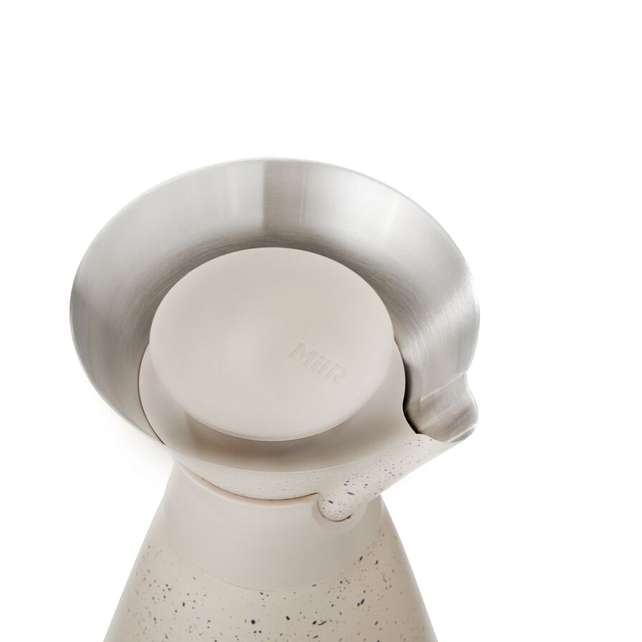 new-standard-carafe-k8 WebPDP-33oz_New_Standard_Carafe_Desert_Tan_Speckle_Studio__CAR1SVOS224_45_Lid_On.jpg